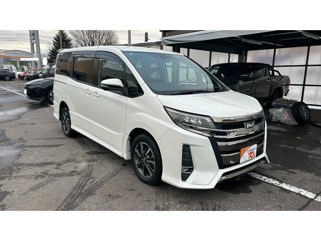 ノア Ｓｉ　４ＷＤ　７人乗り　ＴＳＳＣ　ＬＥＤヘッドライト　純正９インチＳＤナビ　バックガイドモニター　１２．１型後席モニター　ＥＴＣ　クルコン　両側電動スライドドア　キー一体型エンスタ　ワンオーナー　寒冷地仕様（4枚目）