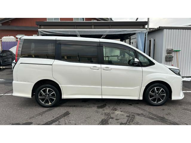 ノア Ｓｉ　４ＷＤ　７人乗り　ＴＳＳＣ　ＬＥＤヘッドライト　純正９インチＳＤナビ　バックガイドモニター　１２．１型後席モニター　ＥＴＣ　クルコン　両側電動スライドドア　キー一体型エンスタ　ワンオーナー　寒冷地仕様（5枚目）