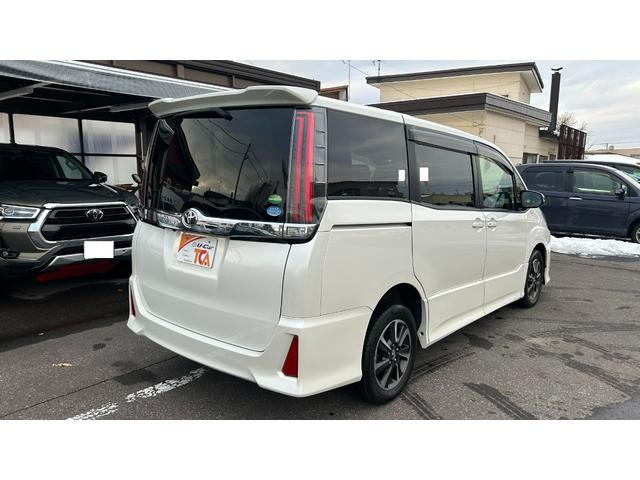 ノア Ｓｉ　４ＷＤ　７人乗り　ＴＳＳＣ　ＬＥＤヘッドライト　純正９インチＳＤナビ　バックガイドモニター　１２．１型後席モニター　ＥＴＣ　クルコン　両側電動スライドドア　キー一体型エンスタ　ワンオーナー　寒冷地仕様（6枚目）