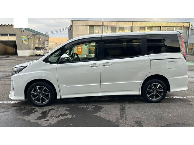 ノア Ｓｉ　４ＷＤ　７人乗り　ＴＳＳＣ　ＬＥＤヘッドライト　純正９インチＳＤナビ　バックガイドモニター　１２．１型後席モニター　ＥＴＣ　クルコン　両側電動スライドドア　キー一体型エンスタ　ワンオーナー　寒冷地仕様（9枚目）