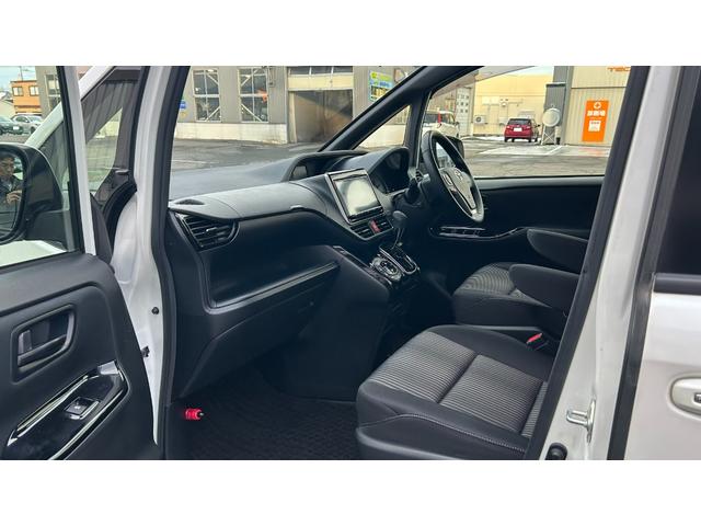 ノア Ｓｉ　４ＷＤ　７人乗り　ＴＳＳＣ　ＬＥＤヘッドライト　純正９インチＳＤナビ　バックガイドモニター　１２．１型後席モニター　ＥＴＣ　クルコン　両側電動スライドドア　キー一体型エンスタ　ワンオーナー　寒冷地仕様（10枚目）