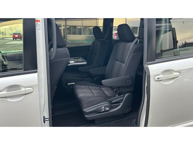 ノア Ｓｉ　４ＷＤ　７人乗り　ＴＳＳＣ　ＬＥＤヘッドライト　純正９インチＳＤナビ　バックガイドモニター　１２．１型後席モニター　ＥＴＣ　クルコン　両側電動スライドドア　キー一体型エンスタ　ワンオーナー　寒冷地仕様（12枚目）