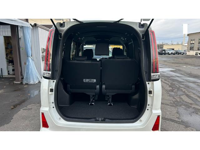 ノア Ｓｉ　４ＷＤ　７人乗り　ＴＳＳＣ　ＬＥＤヘッドライト　純正９インチＳＤナビ　バックガイドモニター　１２．１型後席モニター　ＥＴＣ　クルコン　両側電動スライドドア　キー一体型エンスタ　ワンオーナー　寒冷地仕様（15枚目）
