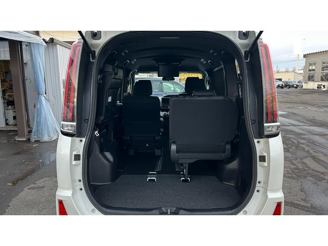 ノア Ｓｉ　４ＷＤ　７人乗り　ＴＳＳＣ　ＬＥＤヘッドライト　純正９インチＳＤナビ　バックガイドモニター　１２．１型後席モニター　ＥＴＣ　クルコン　両側電動スライドドア　キー一体型エンスタ　ワンオーナー　寒冷地仕様（16枚目）