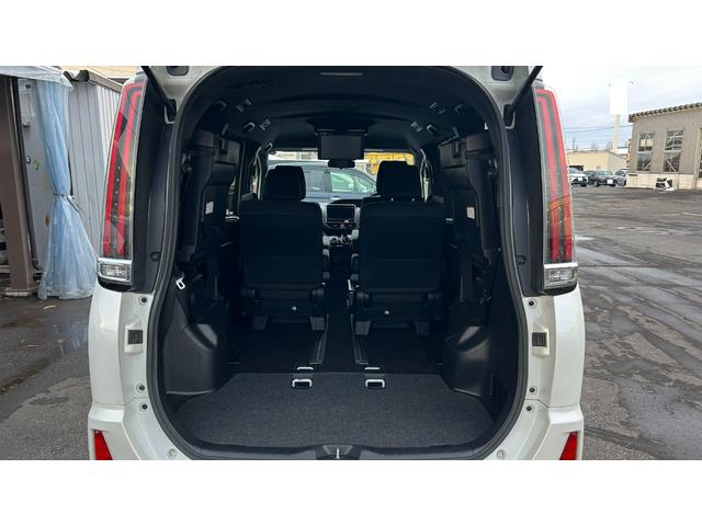 ノア Ｓｉ　４ＷＤ　７人乗り　ＴＳＳＣ　ＬＥＤヘッドライト　純正９インチＳＤナビ　バックガイドモニター　１２．１型後席モニター　ＥＴＣ　クルコン　両側電動スライドドア　キー一体型エンスタ　ワンオーナー　寒冷地仕様（17枚目）