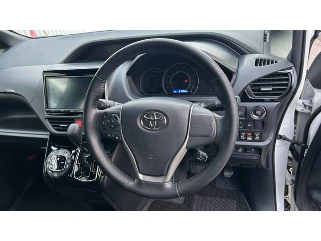 ノア Ｓｉ　４ＷＤ　７人乗り　ＴＳＳＣ　ＬＥＤヘッドライト　純正９インチＳＤナビ　バックガイドモニター　１２．１型後席モニター　ＥＴＣ　クルコン　両側電動スライドドア　キー一体型エンスタ　ワンオーナー　寒冷地仕様（19枚目）