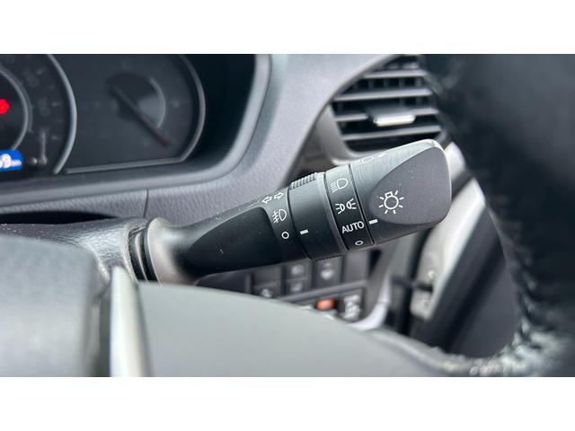 ノア Ｓｉ　４ＷＤ　７人乗り　ＴＳＳＣ　ＬＥＤヘッドライト　純正９インチＳＤナビ　バックガイドモニター　１２．１型後席モニター　ＥＴＣ　クルコン　両側電動スライドドア　キー一体型エンスタ　ワンオーナー　寒冷地仕様（22枚目）