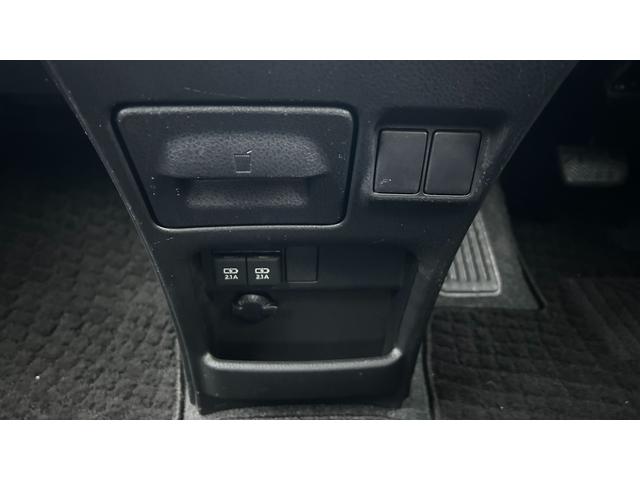 ノア Ｓｉ　４ＷＤ　７人乗り　ＴＳＳＣ　ＬＥＤヘッドライト　純正９インチＳＤナビ　バックガイドモニター　１２．１型後席モニター　ＥＴＣ　クルコン　両側電動スライドドア　キー一体型エンスタ　ワンオーナー　寒冷地仕様（30枚目）