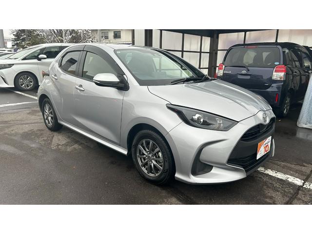 ヤリス Ｘ　ＴＳＳ　マニュアル車ＦＦ　ディスプレイオーディオ　バックガイドモニター　スマートキー　ドライブレコーダー前後（4枚目）