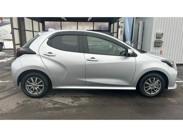 ヤリス Ｘ　ＴＳＳ　マニュアル車ＦＦ　ディスプレイオーディオ　バックガイドモニター　スマートキー　ドライブレコーダー前後（5枚目）