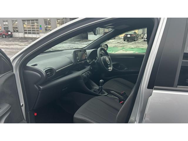 ヤリス Ｘ　ＴＳＳ　マニュアル車ＦＦ　ディスプレイオーディオ　バックガイドモニター　スマートキー　ドライブレコーダー前後（10枚目）