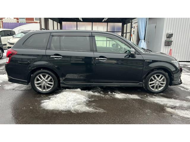 カローラフィールダー ハイブリッドＧ　エアロツアラー・ダブルバイビー　スマートエントリー＆スタートシステム　社外ＳＤナビ　フルセグＴＶ　Ｂｌｕｅｔｏｏｔｈ　エンジンスターター　ＥＴＣ　夏冬アルミホイール　寒冷地仕様　ワンオーナー（5枚目）