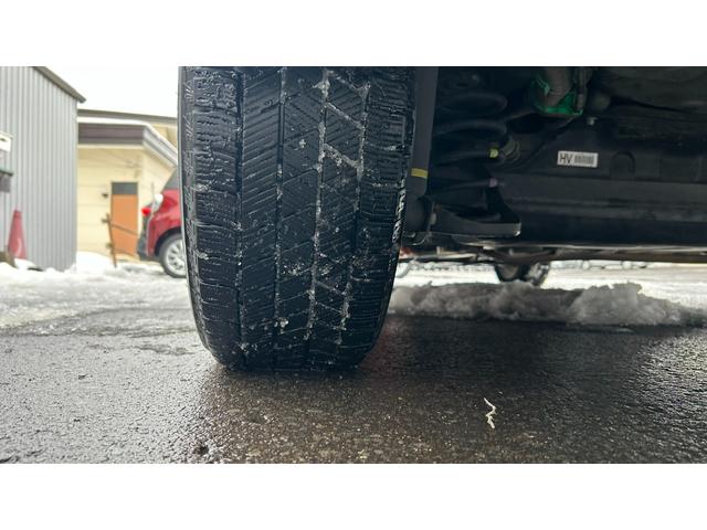 カローラフィールダー ハイブリッドＧ　エアロツアラー・ダブルバイビー　スマートエントリー＆スタートシステム　社外ＳＤナビ　フルセグＴＶ　Ｂｌｕｅｔｏｏｔｈ　エンジンスターター　ＥＴＣ　夏冬アルミホイール　寒冷地仕様　ワンオーナー（30枚目）