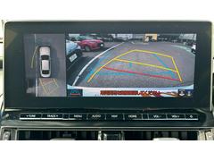 車両周辺を全周囲カメラで確認しながら駐車できるパノラミックビューモニタ☆※運転者様自身での目視確認が重要です。 5