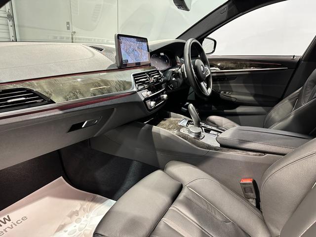 5シリーズ 523d xDriveMスポーツエディションジョイ+ 4WD ディーゼルターボ レザーシート 前席シートヒーター LEDヘッドライト ナビゲーション 地デジチューナー リアカメラ 19インチアロイホイール 認定中古車 2年保証(3枚目)