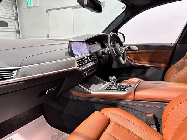Ｘ７ ｘＤｒｉｖｅ　３５ｄ　Ｍスポーツ　４ＷＤ　ディーゼルターボ　Ｍスポーツ　インテグレイテッドアクティブステアリング　スカイラウンジパノラマルーフ　２列目コンフォートシート　２２インチアロイ　ワンオーナー　認定中古車　２年保証（2枚目）