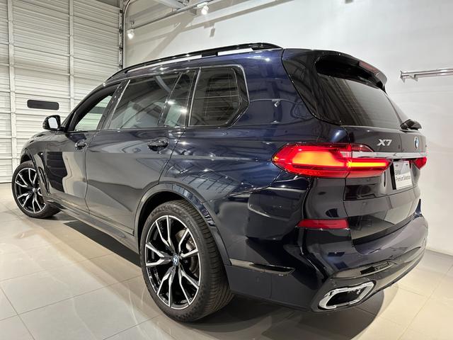 Ｘ７ ｘＤｒｉｖｅ　３５ｄ　Ｍスポーツ　４ＷＤ　ディーゼルターボ　Ｍスポーツ　インテグレイテッドアクティブステアリング　スカイラウンジパノラマルーフ　２列目コンフォートシート　２２インチアロイ　ワンオーナー　認定中古車　２年保証（4枚目）