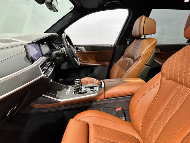 Ｘ７ ｘＤｒｉｖｅ　３５ｄ　Ｍスポーツ　４ＷＤ　ディーゼルターボ　Ｍスポーツ　インテグレイテッドアクティブステアリング　スカイラウンジパノラマルーフ　２列目コンフォートシート　２２インチアロイ　ワンオーナー　認定中古車　２年保証（7枚目）
