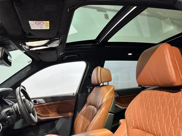 Ｘ７ ｘＤｒｉｖｅ　３５ｄ　Ｍスポーツ　４ＷＤ　ディーゼルターボ　Ｍスポーツ　インテグレイテッドアクティブステアリング　スカイラウンジパノラマルーフ　２列目コンフォートシート　２２インチアロイ　ワンオーナー　認定中古車　２年保証（8枚目）