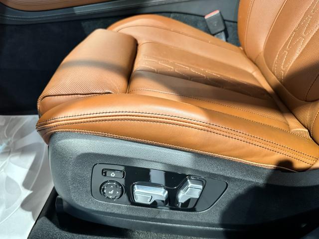 Ｘ７ ｘＤｒｉｖｅ　３５ｄ　Ｍスポーツ　４ＷＤ　ディーゼルターボ　Ｍスポーツ　インテグレイテッドアクティブステアリング　スカイラウンジパノラマルーフ　２列目コンフォートシート　２２インチアロイ　ワンオーナー　認定中古車　２年保証（9枚目）