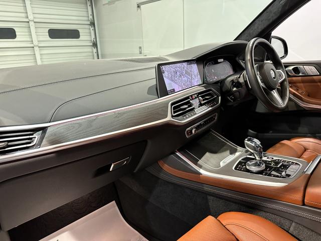 Ｘ７ ｘＤｒｉｖｅ　３５ｄ　Ｍスポーツ　４ＷＤ　ディーゼルターボ　Ｍスポーツ　インテグレイテッドアクティブステアリング　スカイラウンジパノラマルーフ　２列目コンフォートシート　２２インチアロイ　ワンオーナー　認定中古車　２年保証（10枚目）