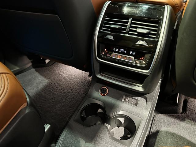 Ｘ７ ｘＤｒｉｖｅ　３５ｄ　Ｍスポーツ　４ＷＤ　ディーゼルターボ　Ｍスポーツ　インテグレイテッドアクティブステアリング　スカイラウンジパノラマルーフ　２列目コンフォートシート　２２インチアロイ　ワンオーナー　認定中古車　２年保証（18枚目）