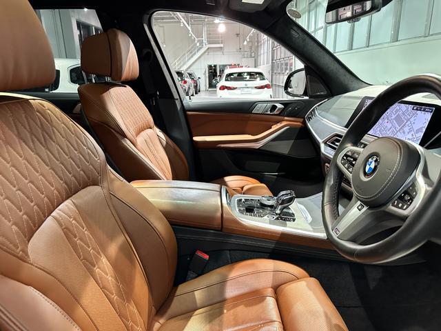 Ｘ７ ｘＤｒｉｖｅ　３５ｄ　Ｍスポーツ　４ＷＤ　ディーゼルターボ　Ｍスポーツ　インテグレイテッドアクティブステアリング　スカイラウンジパノラマルーフ　２列目コンフォートシート　２２インチアロイ　ワンオーナー　認定中古車　２年保証（20枚目）