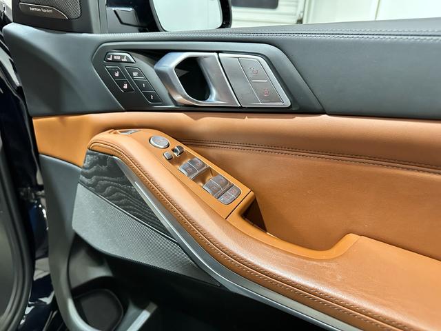 Ｘ７ ｘＤｒｉｖｅ　３５ｄ　Ｍスポーツ　４ＷＤ　ディーゼルターボ　Ｍスポーツ　インテグレイテッドアクティブステアリング　スカイラウンジパノラマルーフ　２列目コンフォートシート　２２インチアロイ　ワンオーナー　認定中古車　２年保証（24枚目）