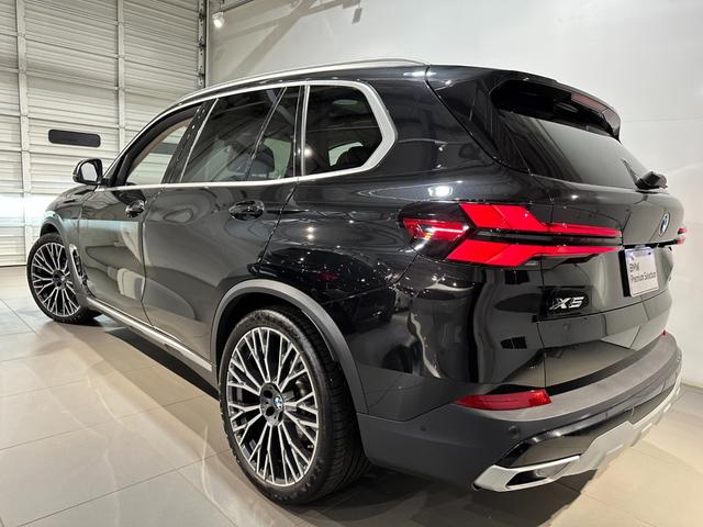 Ｘ５ ｘＤｒｉｖｅ　３５ｄ　エディションＸ　ディーゼルターボ　４ＷＤ　レザーシート　レザーシート　パノラマガラスサンルーフ　アダプティブＬＥＤヘッドライト　４輪アダプティブエアサスペンション　２２インチアロイ　弊社デモカー　認定中古車　２年保証（4枚目）