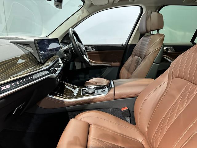Ｘ５ ｘＤｒｉｖｅ　３５ｄ　エディションＸ　ディーゼルターボ　４ＷＤ　レザーシート　レザーシート　パノラマガラスサンルーフ　アダプティブＬＥＤヘッドライト　４輪アダプティブエアサスペンション　２２インチアロイ　弊社デモカー　認定中古車　２年保証（7枚目）