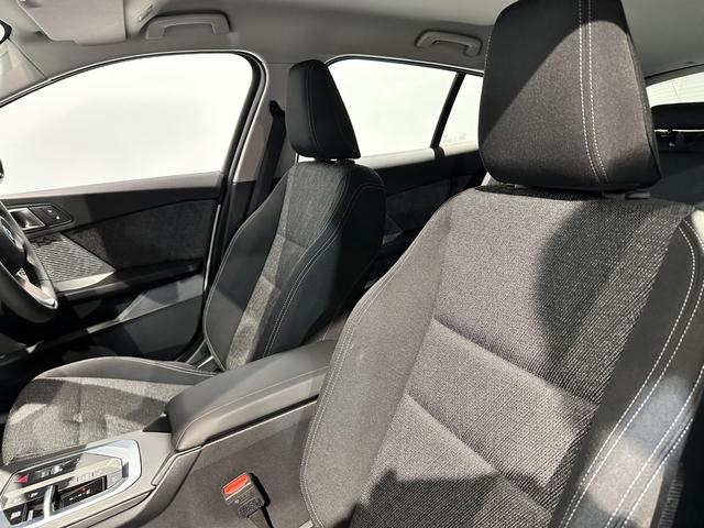 １シリーズ １２０　テクノロジーパッケージ　パーキングアシストプラス　ドライビングアシストプロフェッショナル　マイルドハイブリッドアダプティブＬＥＤヘッドライト　前席シートヒーター　弊社グループデモカー認定中古車２年保証（7枚目）