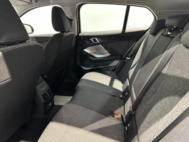 １シリーズ １２０　テクノロジーパッケージ　パーキングアシストプラス　ドライビングアシストプロフェッショナル　マイルドハイブリッドアダプティブＬＥＤヘッドライト　前席シートヒーター　弊社グループデモカー認定中古車２年保証（11枚目）