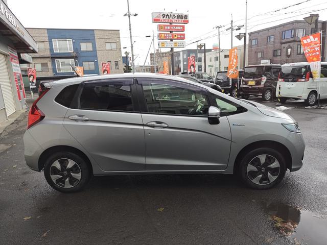 フィットハイブリッド Ｆ　４ＷＤ・オートマ・運転席・助手席エアバッグ・ＡＢＳ・アイドリングストップ車・ＥＴＣ・カーナビ・バックカメラ・クルーズコントロール・（3枚目）