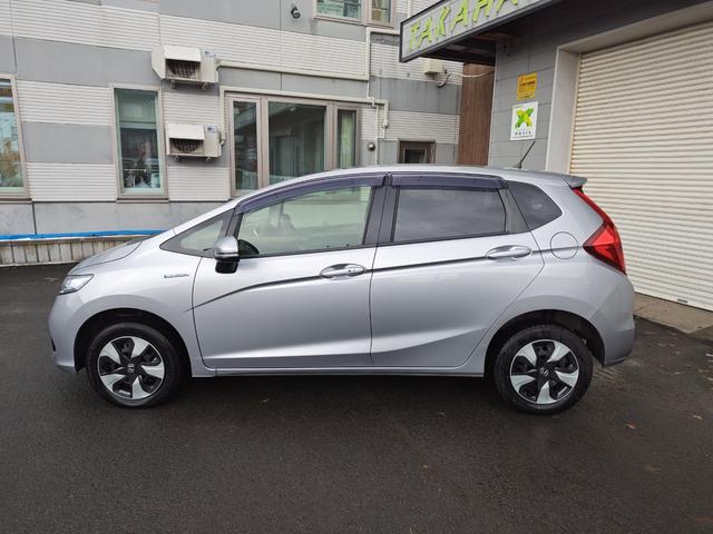 フィットハイブリッド Ｆ　４ＷＤ・オートマ・運転席・助手席エアバッグ・ＡＢＳ・アイドリングストップ車・ＥＴＣ・カーナビ・バックカメラ・クルーズコントロール・（4枚目）