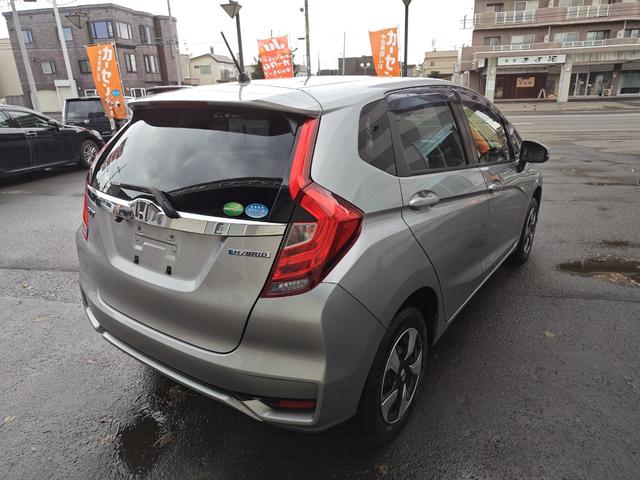 フィットハイブリッド Ｆ　４ＷＤ・オートマ・運転席・助手席エアバッグ・ＡＢＳ・アイドリングストップ車・ＥＴＣ・カーナビ・バックカメラ・クルーズコントロール・（5枚目）