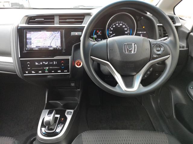 フィットハイブリッド Ｆ　４ＷＤ・オートマ・運転席・助手席エアバッグ・ＡＢＳ・アイドリングストップ車・ＥＴＣ・カーナビ・バックカメラ・クルーズコントロール・（7枚目）