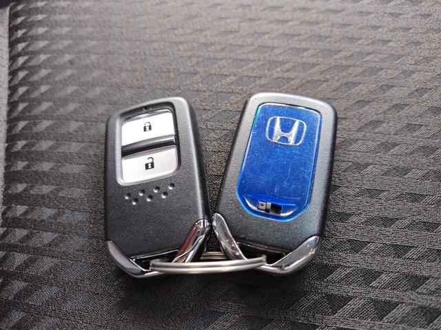 フィットハイブリッド Ｆ　４ＷＤ・オートマ・運転席・助手席エアバッグ・ＡＢＳ・アイドリングストップ車・ＥＴＣ・カーナビ・バックカメラ・クルーズコントロール・（10枚目）