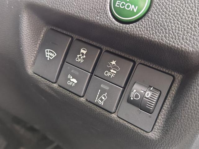 フィットハイブリッド Ｆ　４ＷＤ・オートマ・運転席・助手席エアバッグ・ＡＢＳ・アイドリングストップ車・ＥＴＣ・カーナビ・バックカメラ・クルーズコントロール・（11枚目）