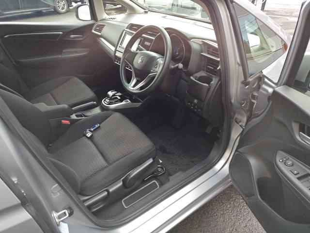 フィットハイブリッド Ｆ　４ＷＤ・オートマ・運転席・助手席エアバッグ・ＡＢＳ・アイドリングストップ車・ＥＴＣ・カーナビ・バックカメラ・クルーズコントロール・（12枚目）