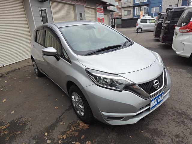 ノート Ｘ　ＦＯＵＲ　４ＷＤ・オートマ・運転席・助手席エアバッグ・ＡＢＳ・サイドバイザー・プッシュスタート・ＥＴＣ・寒冷地仕様車・ＶＤＣ・エマージェンシーブレーキ・夏冬タイヤ（2枚目）