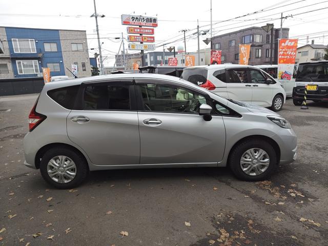 ノート Ｘ　ＦＯＵＲ　４ＷＤ・オートマ・運転席・助手席エアバッグ・ＡＢＳ・サイドバイザー・プッシュスタート・ＥＴＣ・寒冷地仕様車・ＶＤＣ・エマージェンシーブレーキ・夏冬タイヤ（3枚目）