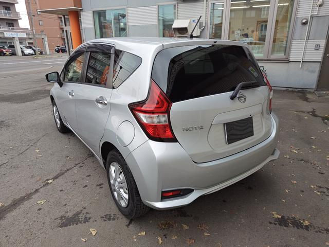ノート Ｘ　ＦＯＵＲ　４ＷＤ・オートマ・運転席・助手席エアバッグ・ＡＢＳ・サイドバイザー・プッシュスタート・ＥＴＣ・寒冷地仕様車・ＶＤＣ・エマージェンシーブレーキ・夏冬タイヤ（5枚目）