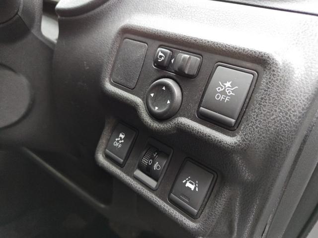 ノート Ｘ　ＦＯＵＲ　４ＷＤ・オートマ・運転席・助手席エアバッグ・ＡＢＳ・サイドバイザー・プッシュスタート・ＥＴＣ・寒冷地仕様車・ＶＤＣ・エマージェンシーブレーキ・夏冬タイヤ（8枚目）