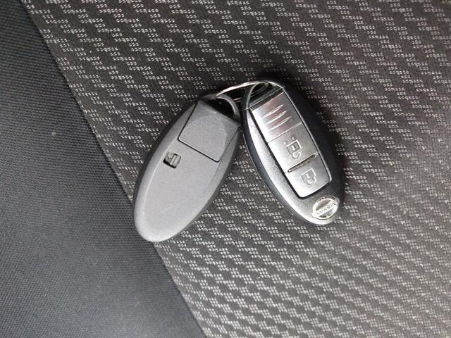 ノート Ｘ　ＦＯＵＲ　４ＷＤ・オートマ・運転席・助手席エアバッグ・ＡＢＳ・サイドバイザー・プッシュスタート・ＥＴＣ・寒冷地仕様車・ＶＤＣ・エマージェンシーブレーキ・夏冬タイヤ（10枚目）