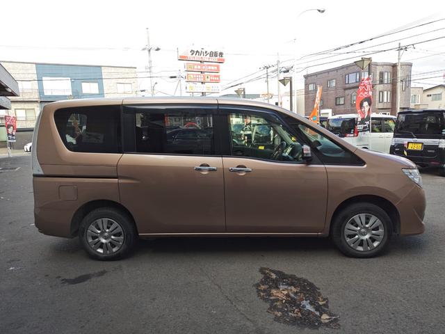 セレナ 20S 4WD・オートマ・運転席・助手席エアバッグ・ABS・キーレス・ナビ・フルセグTV・バックカメラ・3列シート・寒冷地仕様車・ETC・エンジンスターター・夏冬タイヤ(3枚目)