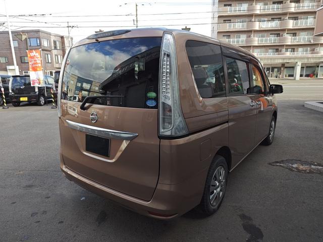 セレナ 20S 4WD・オートマ・運転席・助手席エアバッグ・ABS・キーレス・ナビ・フルセグTV・バックカメラ・3列シート・寒冷地仕様車・ETC・エンジンスターター・夏冬タイヤ(5枚目)