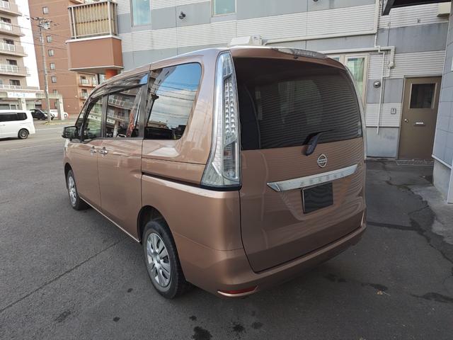 セレナ 20S 4WD・オートマ・運転席・助手席エアバッグ・ABS・キーレス・ナビ・フルセグTV・バックカメラ・3列シート・寒冷地仕様車・ETC・エンジンスターター・夏冬タイヤ(6枚目)