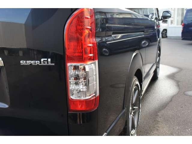 レジアスエースバン スーパーＧＬ　ダークプライムＩＩ　４ＷＤ　４１５ＣＯＢＲＡ　Ｓ－６ボンネット＆クリーンルック３Ｆリップ＆ステージ２ルーフスポイラー＆バッドラッカーＳＤ－６　１７インチＡＷ　両側パワースライドドア　ＥＴＣ　社外コンソールＢＯＸ（30枚目）