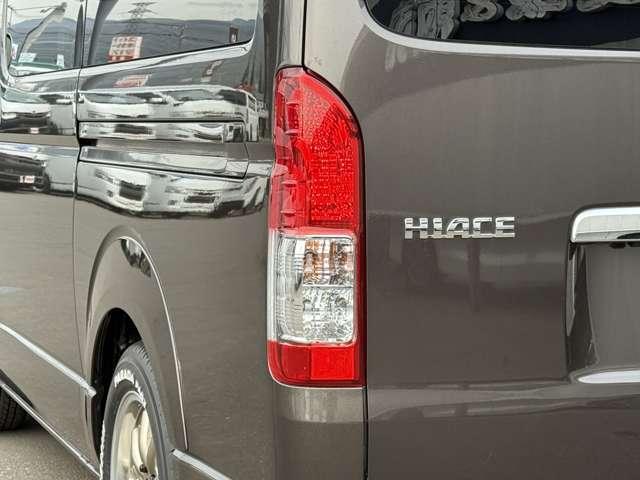 ハイエースバン スーパーＧＬ　５０ＴＨ　アニバーサリーリミテッド　４ＷＤ　４１５ＣＯＢＲＡ　ＣＬ－３　ステージ２ルーフスポイラー　Ｂｙ２ＮＥＯ　ＢＡＤフェイスボンネット　ローフォルムフェンダー　ＥＳＳＥＸ　１７インチブロンズホイール（11枚目）