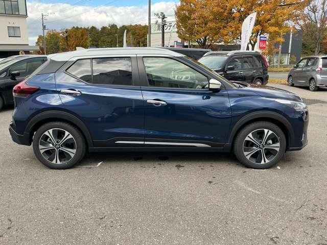 キックス １．２　Ｘ　ＦＯＵＲ　ツートーン　インテリアエディション（ｅ－ＰＯＷＥＲ）　４ＷＤ　プロパイロット／試乗車アップ／日産ディーラ　アラウンドビュ－　ＬＥＤ　インテリキー　アイドリングストップ　盗難防止システム　４ＷＤ　オートエアコン　車線逸脱警報　アルミホイール　ナビＴＶ　メモリーナビ　寒冷地仕様　踏み間違え防止（12枚目）